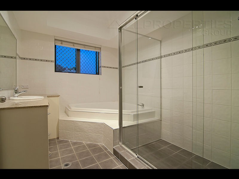 87 LAMBERTH ROAD, Regents Park QLD 4118