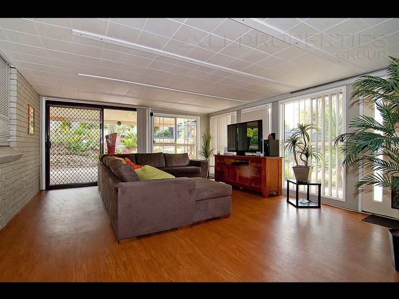 10 DRACON STREET, Regents Park QLD 4118