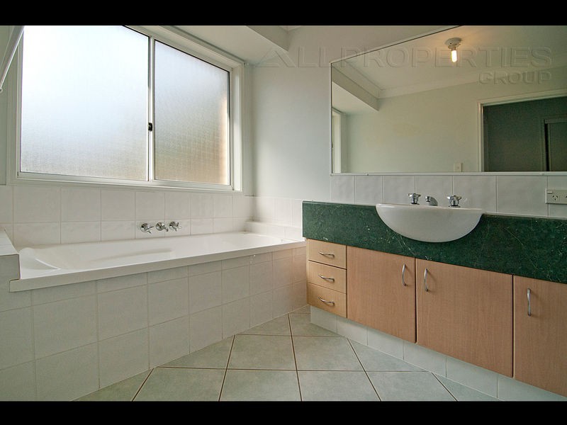 7 SAMIA COURT, Regents Park QLD 4118