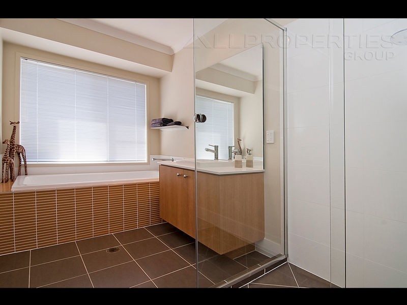 1 Bottlebrush Street, Heathwood QLD 4110