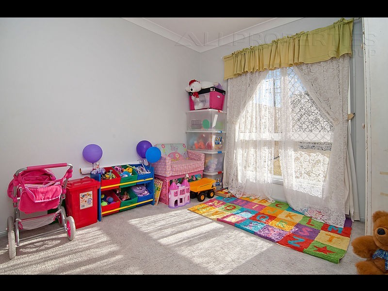 1 Helmet Ct, Hillcrest QLD 4118