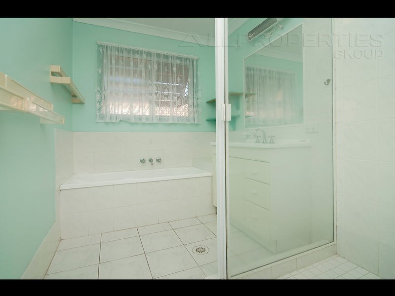 1 Helmet Ct, Hillcrest QLD 4118