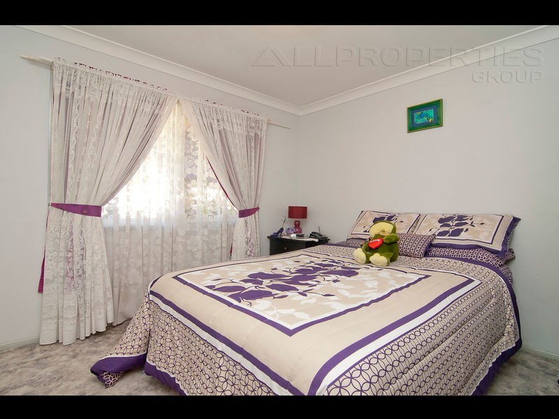 1 Helmet Ct, Hillcrest QLD 4118