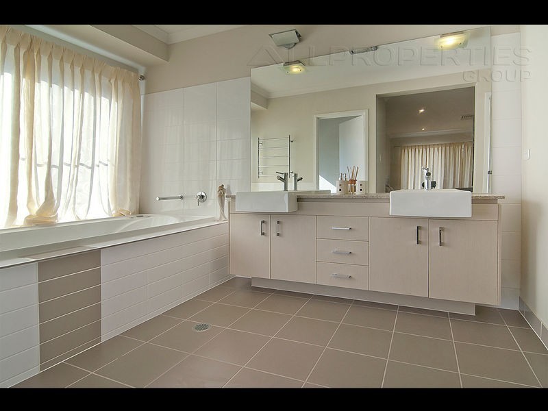 29 Oak Street, Heathwood QLD 4110