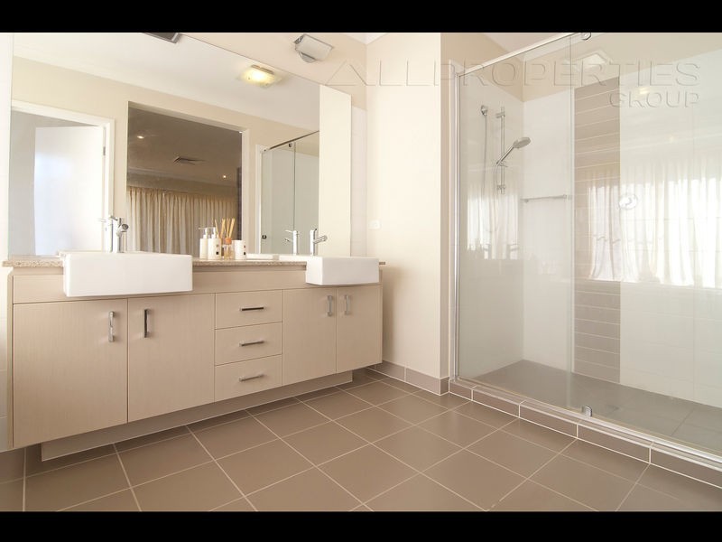 29 Oak Street, Heathwood QLD 4110