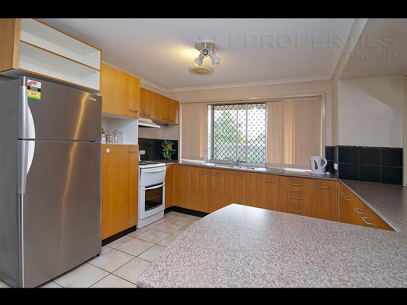 6 KINGFIELD CT, Regents Park QLD 4118