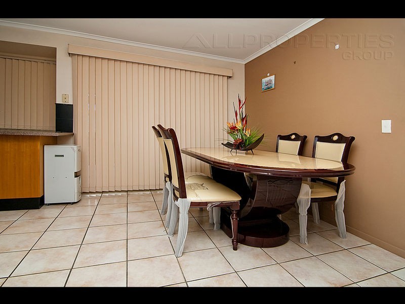 6 KINGFIELD CT, Regents Park QLD 4118