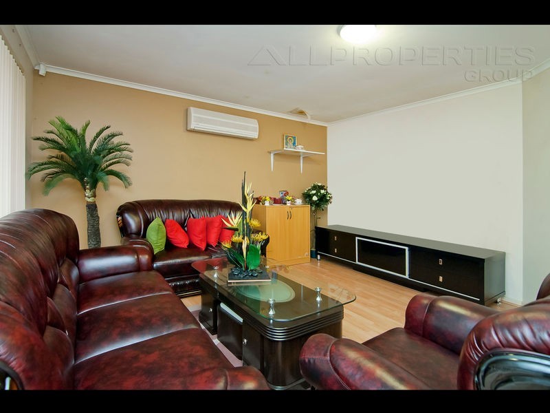 6 KINGFIELD CT, Regents Park QLD 4118