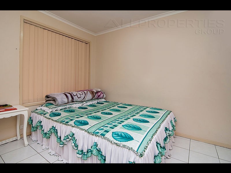 6 KINGFIELD CT, Regents Park QLD 4118