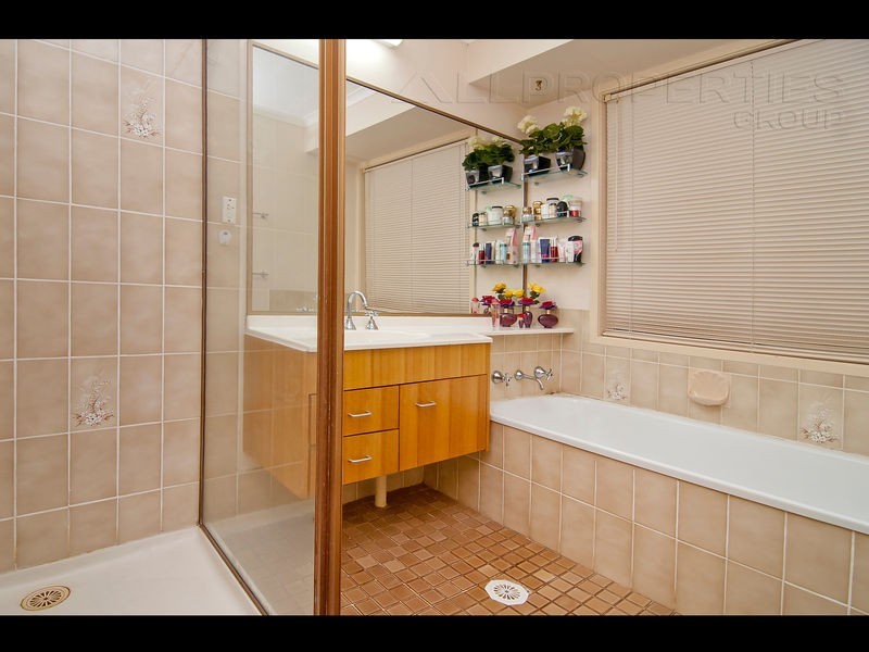 6 KINGFIELD CT, Regents Park QLD 4118