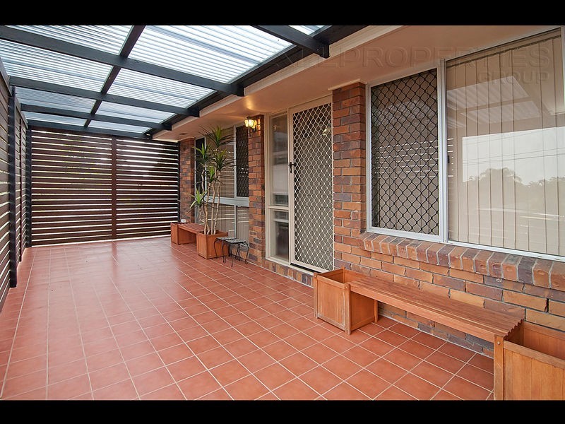 6 KINGFIELD CT, Regents Park QLD 4118