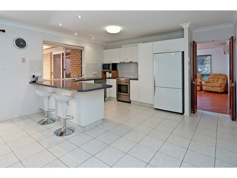 4 LITSEA CT, Regents Park QLD 4118