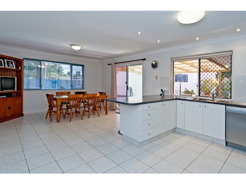 4 LITSEA CT, Regents Park QLD 4118