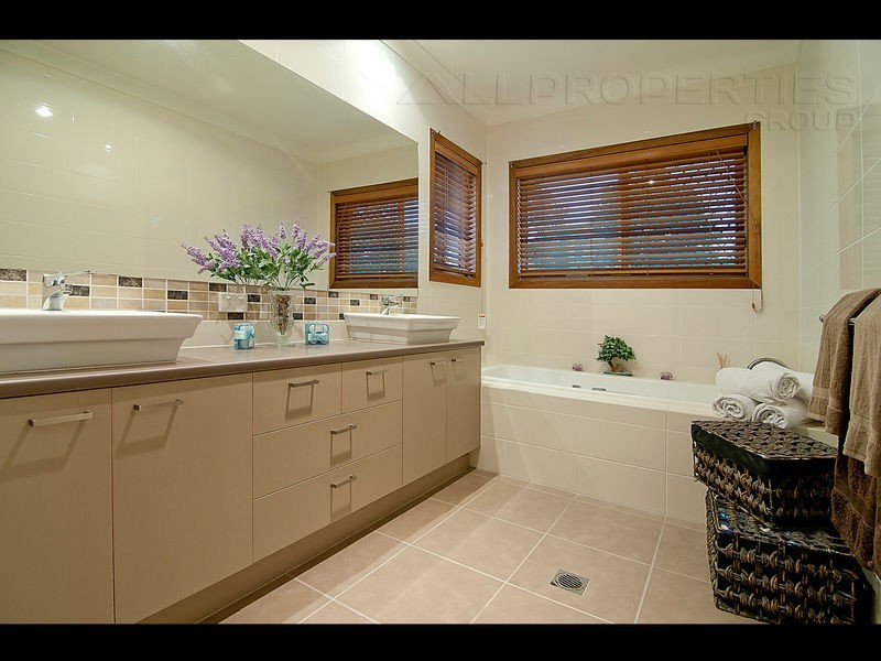 53 Long Island Drive, Windaroo QLD 4207