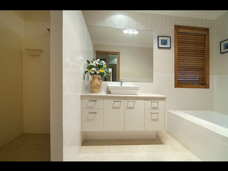 53 Long Island Drive, Windaroo QLD 4207