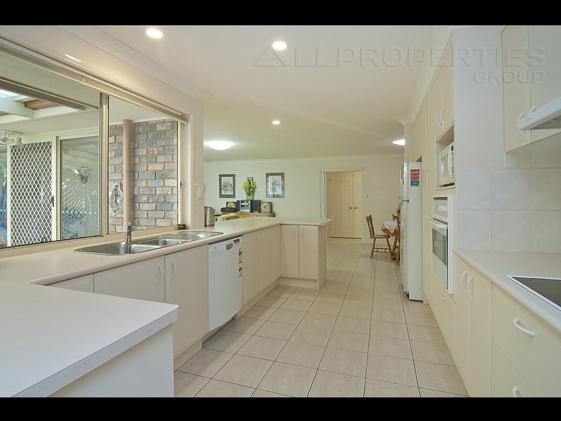 96 Ontario Cres, Parkinson QLD 4115