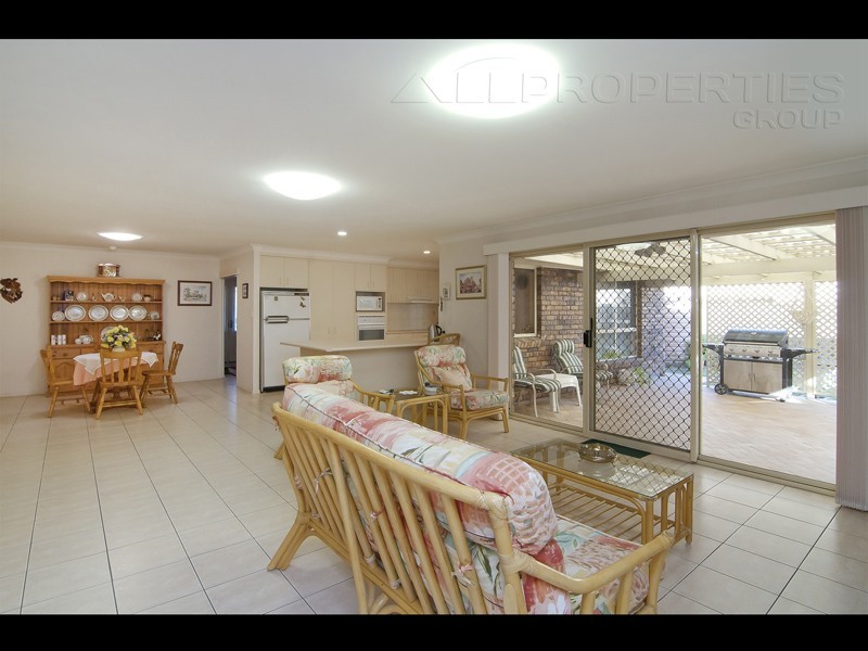 96 Ontario Cres, Parkinson QLD 4115