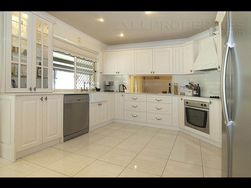 10 VENOSA PLACE, Regents Park QLD 4118