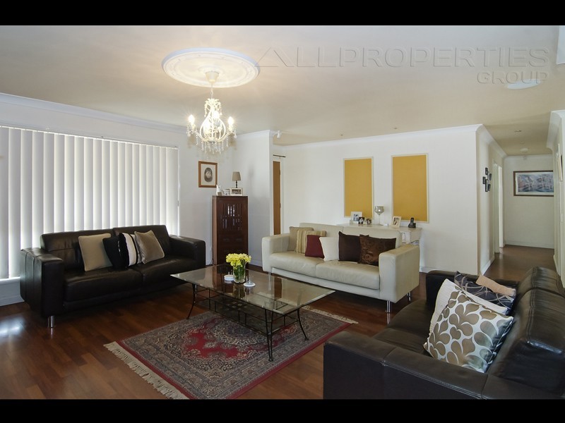 10 VENOSA PLACE, Regents Park QLD 4118