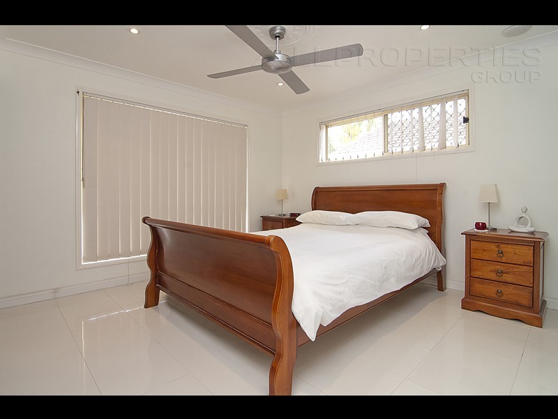 10 VENOSA PLACE, Regents Park QLD 4118