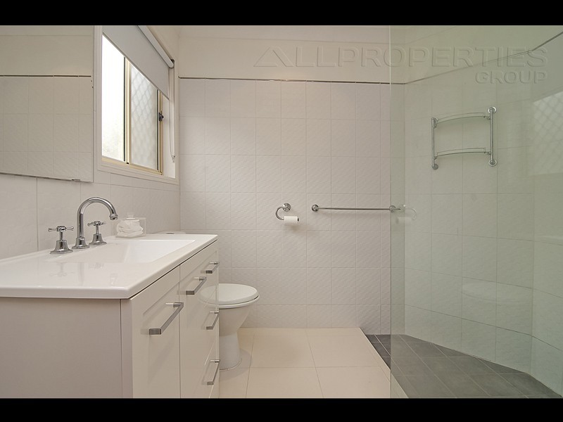 10 VENOSA PLACE, Regents Park QLD 4118