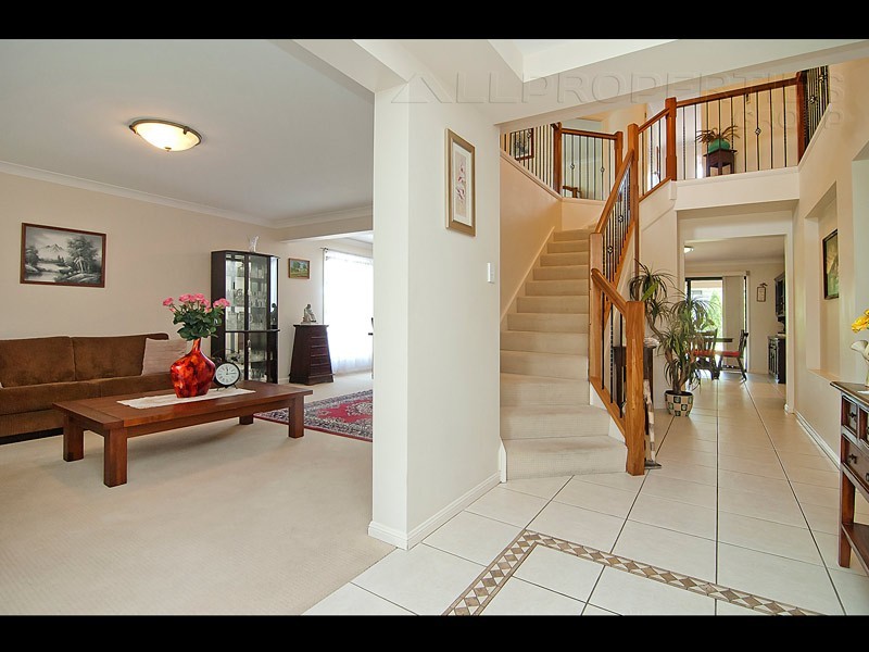 8 Birch Close, Heathwood QLD 4110