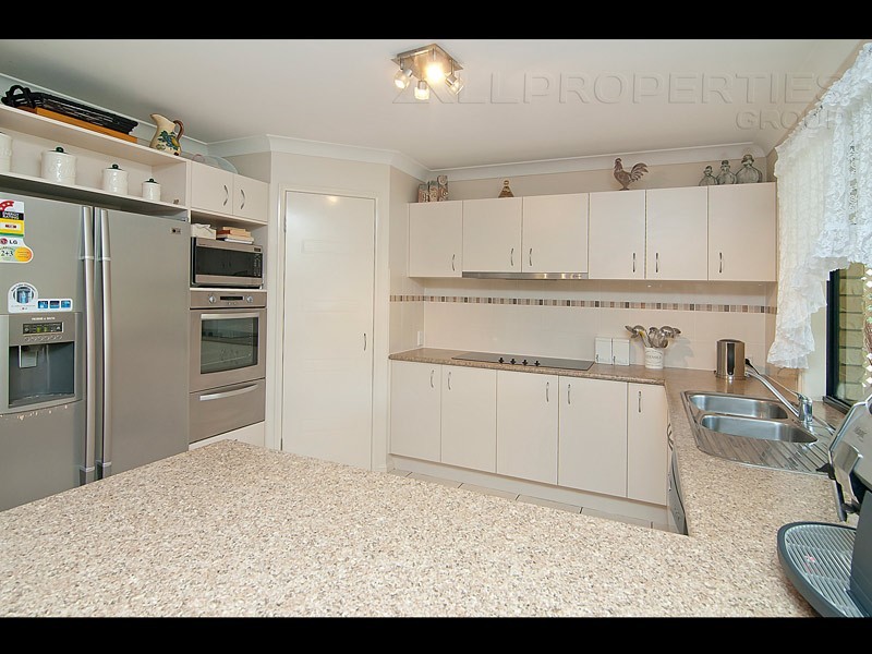 8 Birch Close, Heathwood QLD 4110