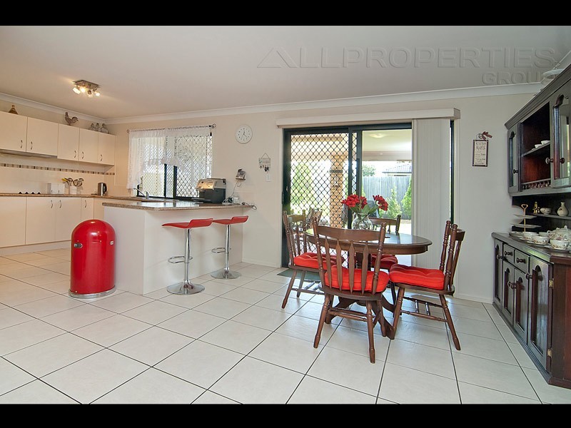 8 Birch Close, Heathwood QLD 4110