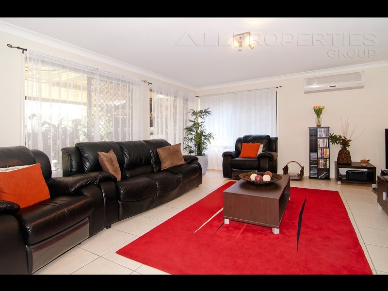 8 Birch Close, Heathwood QLD 4110