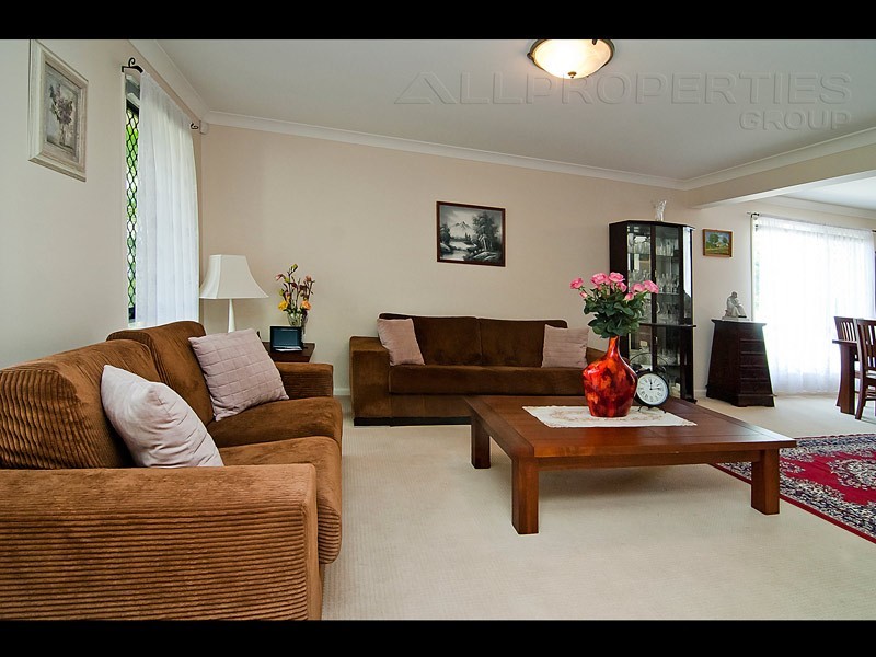 8 Birch Close, Heathwood QLD 4110