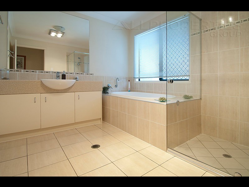 8 Birch Close, Heathwood QLD 4110