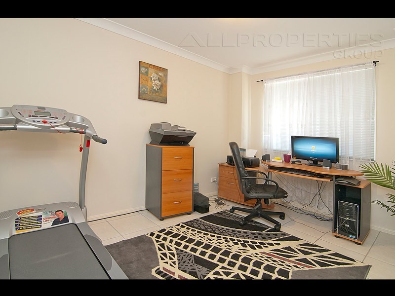 8 Birch Close, Heathwood QLD 4110