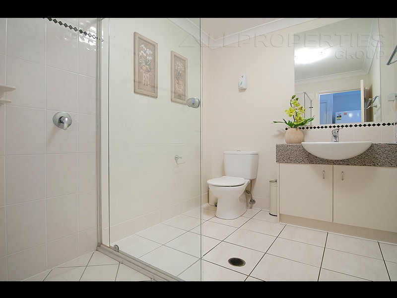 8 Birch Close, Heathwood QLD 4110