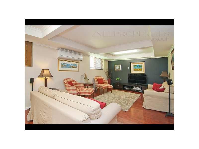 11 Le Grand Street, Macgregor QLD 4109