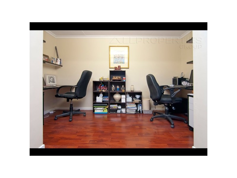 11 Le Grand Street, Macgregor QLD 4109