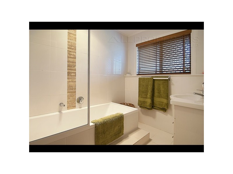 11 Le Grand Street, Macgregor QLD 4109