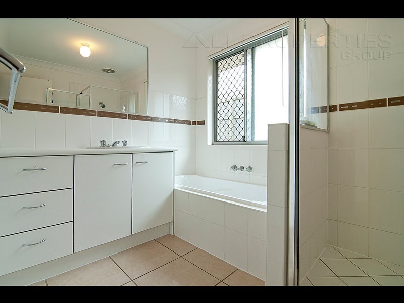 37 PAUL DRIVE, Regents Park QLD 4118