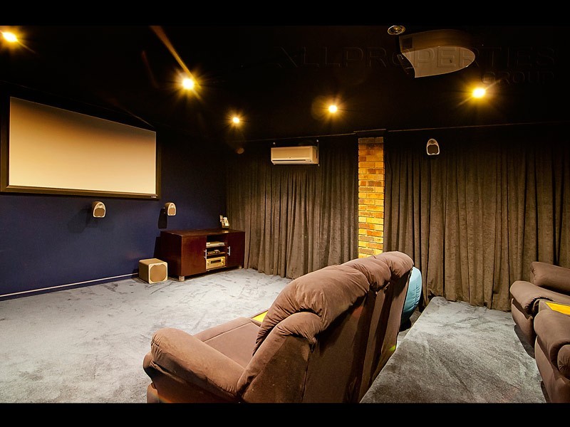 198 EMERALD DRIVE, Regents Park QLD 4118