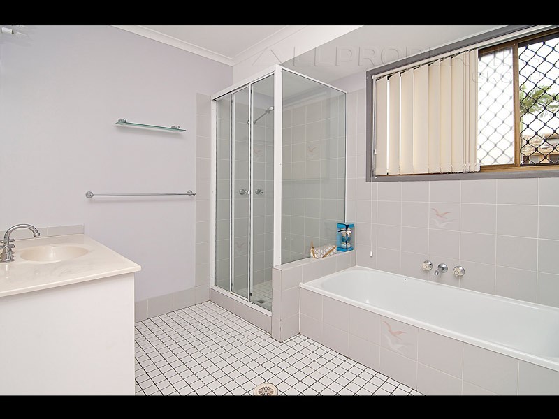 198 EMERALD DRIVE, Regents Park QLD 4118