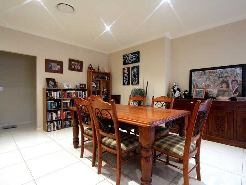 15 DENVER GROVE, Regents Park QLD 4118