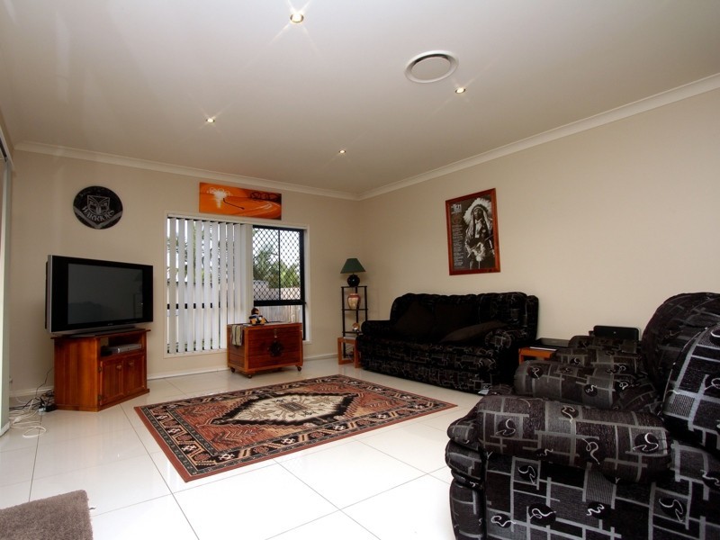 15 DENVER GROVE, Regents Park QLD 4118