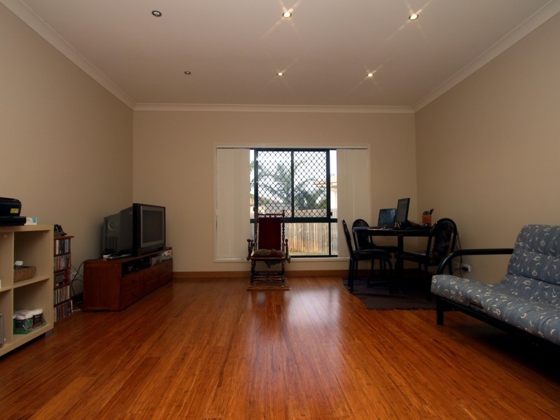 15 DENVER GROVE, Regents Park QLD 4118