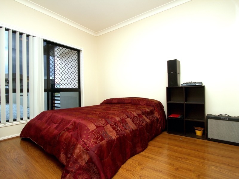 15 DENVER GROVE, Regents Park QLD 4118