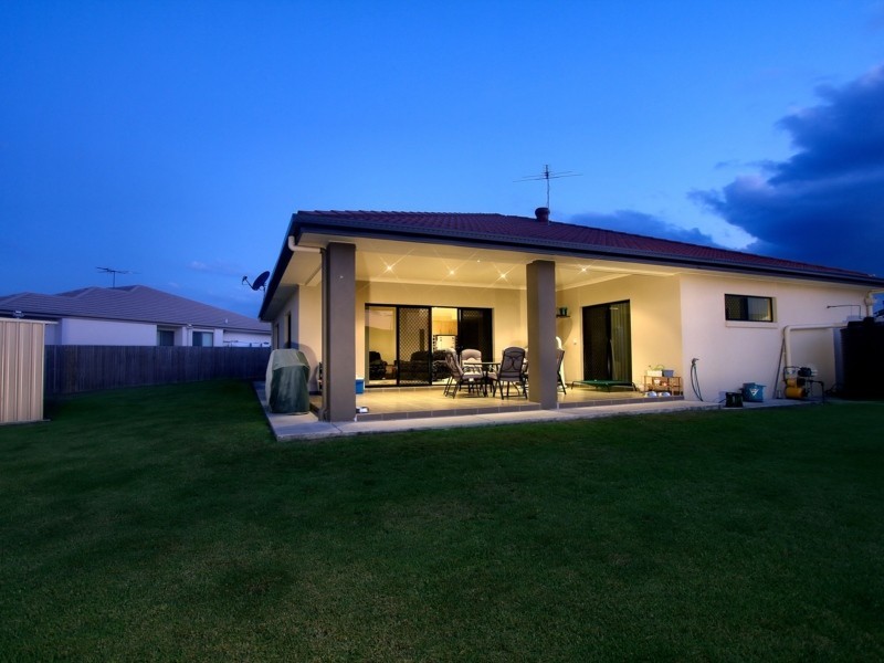 15 DENVER GROVE, Regents Park QLD 4118
