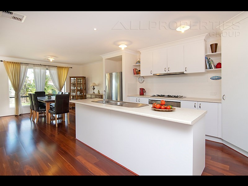 72 Parkwood Drive, Heathwood QLD 4110