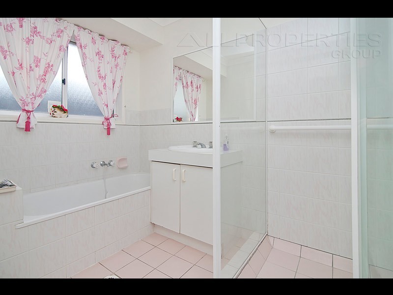 4 ARONIA COURT, Regents Park QLD 4118