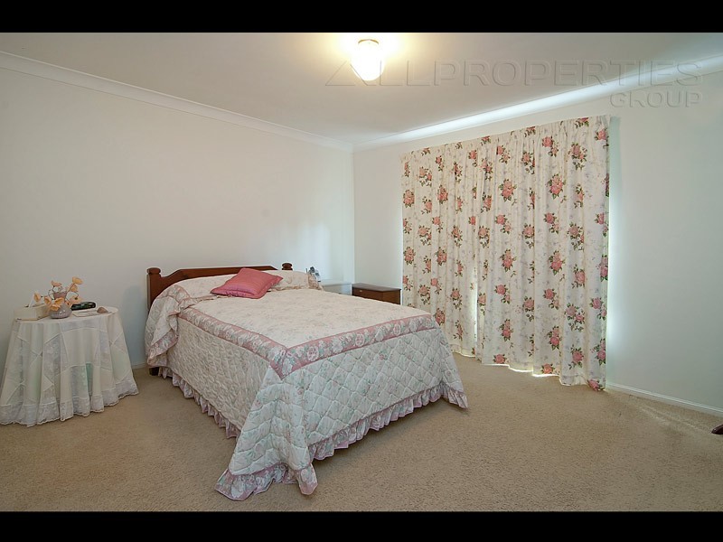 4 ARONIA COURT, Regents Park QLD 4118