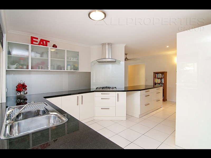 8 Learmonth Court, Hillcrest QLD 4118