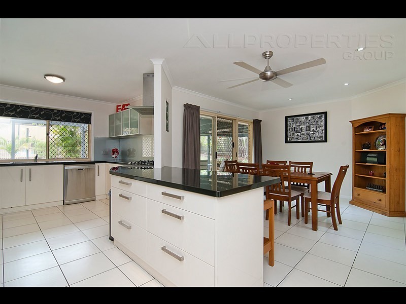 8 Learmonth Court, Hillcrest QLD 4118