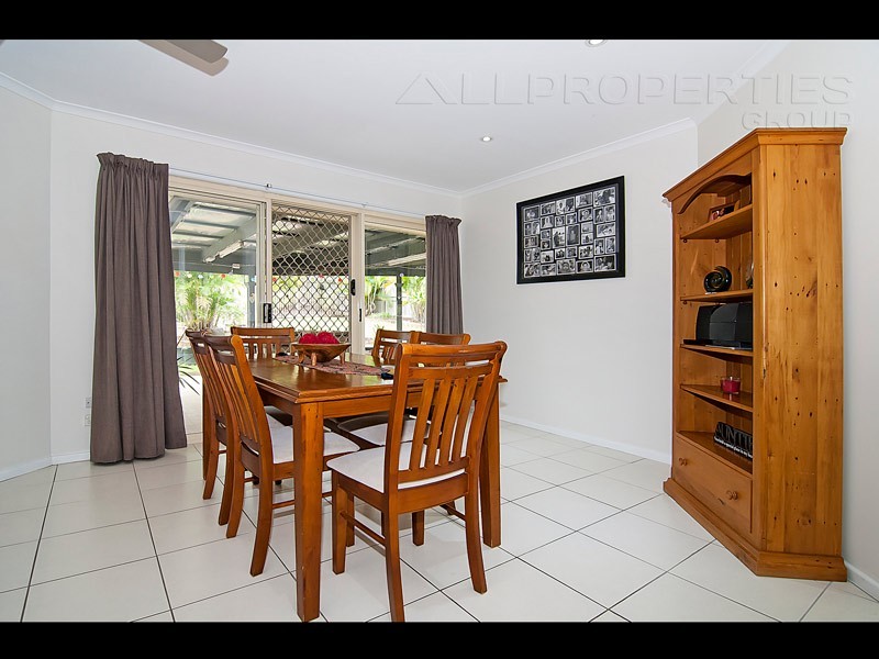8 Learmonth Court, Hillcrest QLD 4118